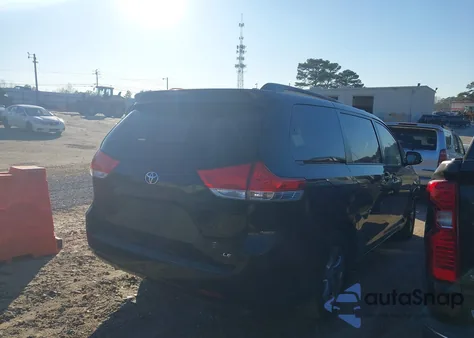 2013 Toyota Sienna Le V6 8 Passenger z USA, uszkodzony, nr VIN 5TDKK3DCXDS287357